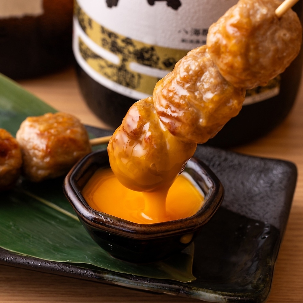 とろ～り卵黄につけて食べる月見つくねは絶品！