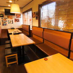 当店では、最大90名様までの貸切が可能な広々としたお席をご用意しています。落ち着いた雰囲気の中で、友人や家族、同僚との特別な時間をお楽しみいただけます。テーブル席は、ゆったりとしたスペースが確保されており、リラックスしながらお食事を楽しむことができます。貸切ならではの特別なひとときをお過ごしください。