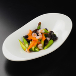 【海老とアスパラ塩和え】火鍋やお酒にも相性抜群の、当店自慢の一品料理も各種取り揃えております。