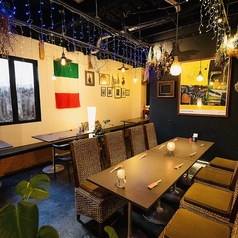 間接照明の柔らかな灯りとお洒落な絵画、インテリアに囲まれたフロア。のんびりリラックス出来る隠れ家のような空間です☆デートや女子会、合コンなどにもピッタリ◎ご利用人数によって自在にテーブルレイアウト致します☆