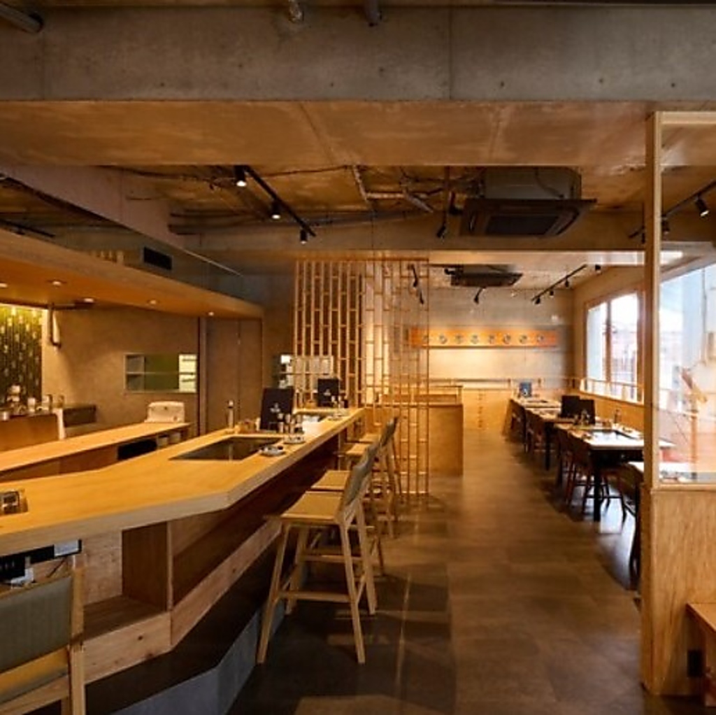 モダンでスタイリッシュな空間はデートにもぴったり。お洒落な店内で下町の味をお楽しみいただけます