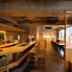 モダンでスタイリッシュな空間はデートにもぴったり。お洒落な店内で下町の味をお楽しみいただけます