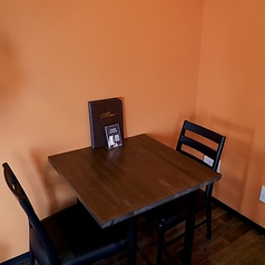 【2名様×1】デートに最適なテーブル席！パッと目を引くオレンジ色の壁が印象的な、2名様用の落ち着いたお席です。デートやお二人での大切な時間にぴったりの空間で、肉汁あふれる手作りハンバーグはいかがでしょうか◎温かみのある照明に包まれて、会話と料理を楽しみながら、特別なひとときをお過ごしください♪