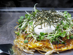 かいわれ・シソ・山芋が入った当店オススメの一品。一味違ったお好み焼きをご賞味ください。1100円