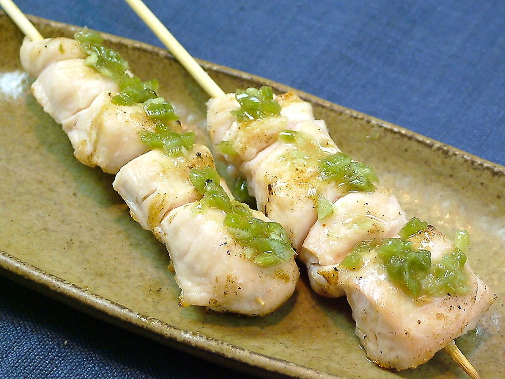 鶏肉のせせりとささみを焼き上げた創作料理です。梅しそやわさび、チーズでお召し上がりください。