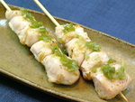 鶏肉のせせりとささみを焼き上げた創作料理です。梅しそやわさび、チーズでお召し上がりください。