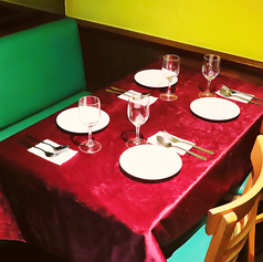 店内奥に佇むカーテン仕切りの4名様用半個室。