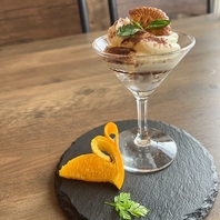 夜はバー。デートにもおすすめ。