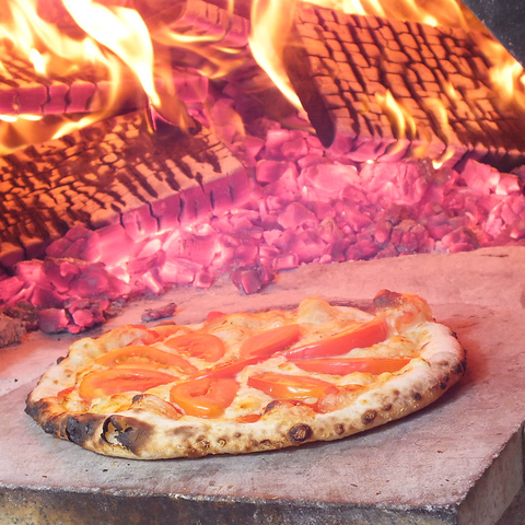 手作り“石窯”で焼く本格手ごねピッツァ