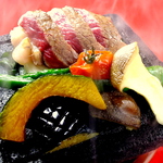 黒毛和牛と新鮮な旬の野菜を贅沢に石焼きで堪能。柔らかく、口の中でとろけます。