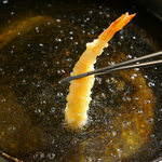 カウンター席では料理人が揚げる天ぷらを五感を使ってお楽しみいただけます♪