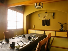 2名様~100名様までご利用可能な個室がございます。会社飲み会や同窓会、接待などのビジネスシーンなど、各種ご宴会にご利用ください。※ご予約はお早めにお願いいたします。