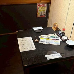 仕切りで周りを気にせず寛げるテーブル席の個室をご用意しております。靴を脱がずにご利用いただけるため、お仕事帰りのサク飲みや移動をスムーズにしたいお食事会にも大変便利です。程よいプライベート感があり、少人数での会話を弾ませながら素敵なお食事タイムをお過ごしいただけます◎