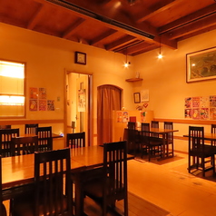 当店では、1名様からご利用いただける2人掛けのテーブル席をご用意しております。おひとり様でも気軽にお立ち寄りいただけるよう、落ち着いた雰囲気の中でリラックスしてお食事を楽しめる環境を整えております。お仕事の合間や、ランチタイムにぜひご利用ください♪