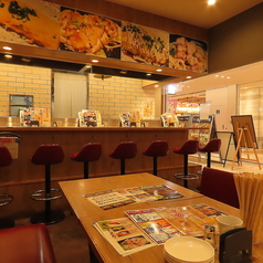 鉄板焼きそばやホルモン煮込みなど、ランチにもぴったりのカウンター席ならサクッと食べられて、時間がない時でも満足度の高い食事が楽しめます♪明るく清潔感のある店内で、ひとりでも入りやすく、買い物や仕事の合間にも立ち寄りやすいのが魅力です◎