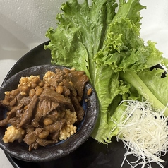納豆と牛肉の中華炒め　レタス包み