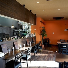 【24名様×1】最大24名様まで収容可能！広々とした落ち着きのある店内は、インテリアまでこだわりあり！女子会や地域の集まりなど、幅広いシーンで活用いただけます◎「おかかのデミたま」をはじめとする人気メニューが揃ったコース料理もご用意。洗練されたインテリアが並ぶ空間で優雅なひとときをお過ごしください♪