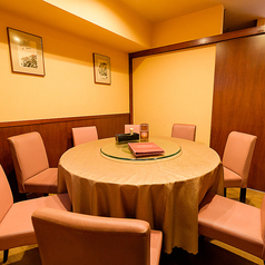 【2階】円卓：中華と言えばやっぱり円卓！完全個室なので周りを気にせずゆったりとお過ごしいただけます。最大10名様まで対応可能な個室で、プライベートな時間をご満喫ください。