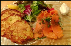 自家燻製サーモンとポテトのパンケーキ西洋わさびのクリームとサラダを添えて