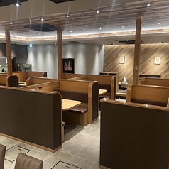 4名様用の掘りごたつ席は、適度な距離感で会話を楽しみたいお食事に最適です。