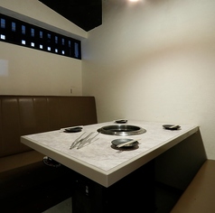 2名様からご利用OKの4名様用個室となっております。仲間たちの飲み会やプライベートな会食など様々なシーンでご利用可能です。