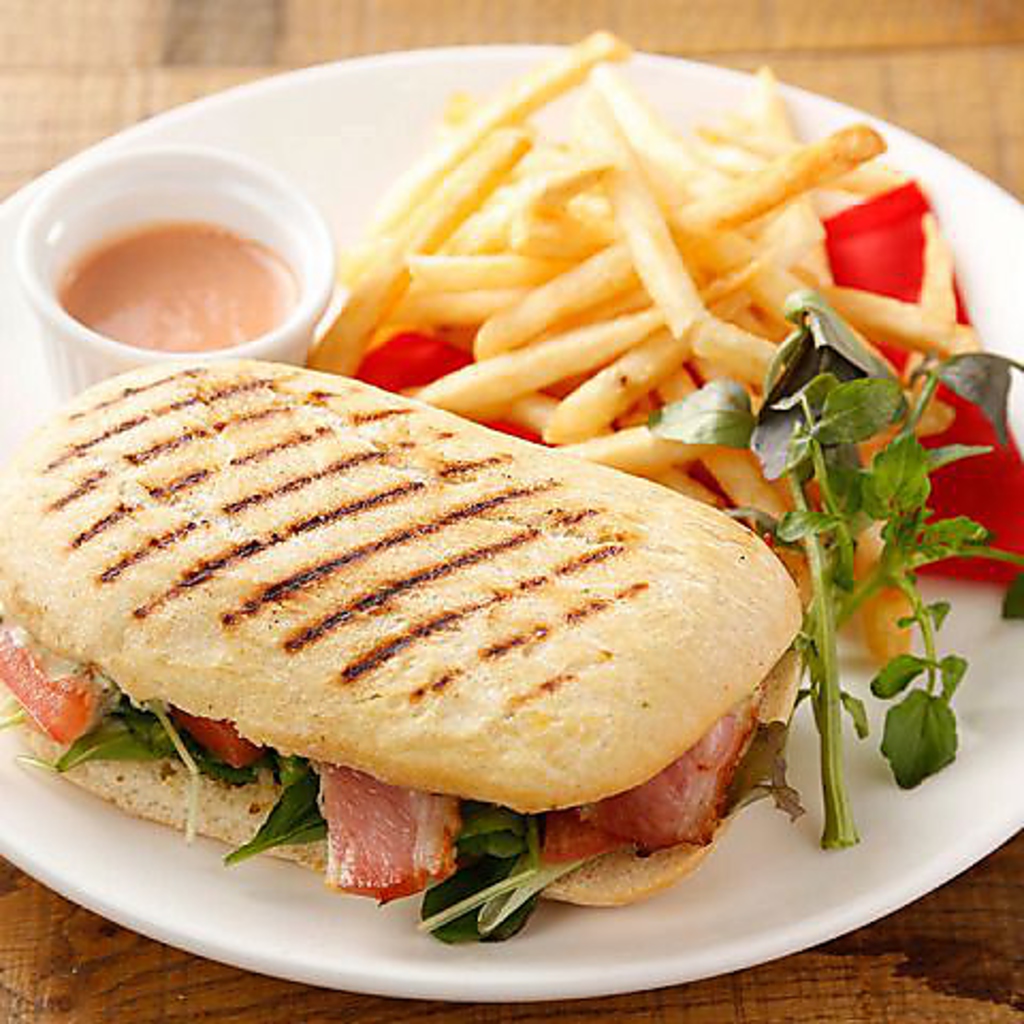 ランチタイム＆カフェタイムは女子会やママ会に人気！デザートも充実！