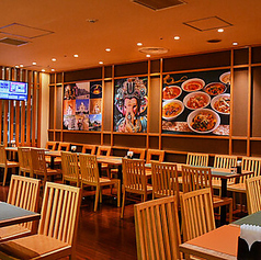 少人数での気軽な集まりや、カジュアルな会食にもぴったりの4名様用テーブル席です。お料理をシェアしながら、会話も弾むアットホームな空間で、思い出に残るひとときをお過ごしください。