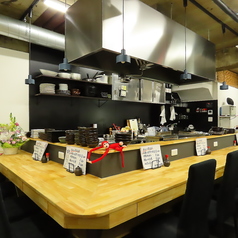 目の前の鉄板で焼き上げられる料理は、香ばしい香りとジュージューという音が食欲をそそり、出来立ての美味しさを存分に味わえます。カウンター席も完備しており、デートや一人飲みでも気軽に利用可能。落ち着いた雰囲気でゆったり過ごすのもおすすめです。是非一度ご来店ください♪