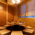 当店の個室はすべて掘りごたつ式で、2名様から8名様までご利用いただける落ち着いた空間をご用意しております。足を伸ばしてゆったりとくつろげる設えは、ご夫婦の記念日やご家族でのお食事、親しい方との語らいの場にも最適。プライベート感を大切にした個室で、心安らぐひとときをお過ごしください。