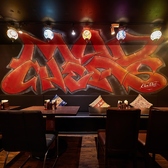 【特大サイズのウォールアートが特別な時間を演出】ニューヨークの路上を彷彿とさせるような、大きなウォールアートは記憶に残ること間違いなし。