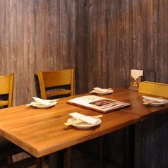 少し人数の多いご宴会や、部署の飲み会などに便利な6名様用の完全個室です。広々とした空間で、どなた様も快適にお過ごしいただけます。美味しいタイ料理とお酒を囲みながら、賑やかな会話を楽しんでいただけます。事前にご予約いただくとスムーズにご案内が可能です♪