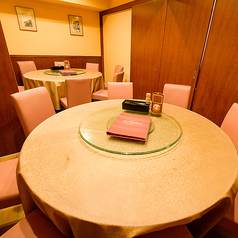 【2階】円卓 2卓あり。1卓ずつ完全個室になります。落ち着いたトーンで設えられた上品な雰囲気が魅力。普段よりもワンランク上のご宴会をお楽しみいただけます。最大で20名様まで対応できるため、大人数での集まりにおすすめです。