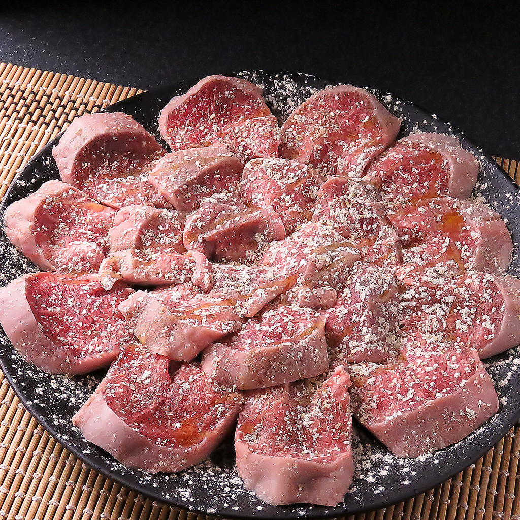 ホホ肉、ウワミスジ、カシラなど・・・一頭から少ししか取れない、ちょっと珍しいお肉揃ってます！