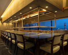 ライブ感あふれるカウンター席では、目の前で繰り広げられる鉄板焼の調理シーンを五感で堪能いただけます。香りや音、シェフの手さばきが食欲を刺激し、まるで舞台を観るような臨場感を味わえます。※サービス料10%を申し受けます（2023年4月1日～）