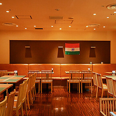 使い勝手の良い4名様用テーブル席は、ランチタイムのビジネスミーティングから、夜の友人との語らいまで、幅広いシーンでご利用いただけます。温かみのある照明が、お食事の時間をより一層引き立てます。