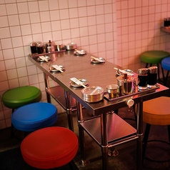 お仕事中のランチ利用や、4～5人での飲み会に最適なテーブル席をご用意しております。落ち着いた空間で、リフレッシュしながら美味しい食事をお楽しみいただけます。気軽に立ち寄って、素敵なひと時をお過ごしください。心に残るランチタイムをお約束します！