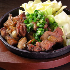 【◇炭火の香りが食欲をそそる◇】さつま若シャモのもも焼き〜鉄板で熱々のまま〜の写真