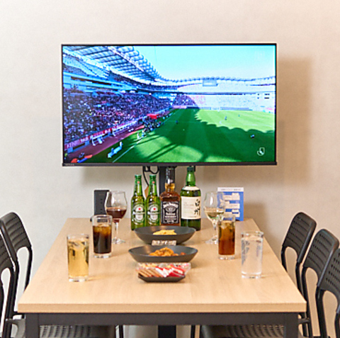 昼は開放的なカフェ、夜は熱狂のスポーツバー！最大40名様の貸切も大歓迎！