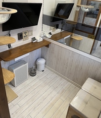 個室猫カフェ space necoの小部屋 サイベリアンの猫の休憩所の中に潜入するお部屋になります。
