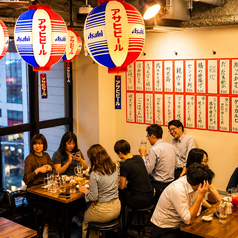夏の宴会にぴったりの絶品料理を多数ご用意。鮮度抜群の烏賊の姿造りや海鮮料理、名物もつ鍋まで、お酒が進む逸品を豊富に取り揃えております。会社宴会や飲み会にも最適な活気ある空間でお楽しみください。