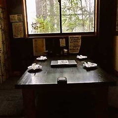 ちょっと一杯飲みたい時や二次会利用に気軽にお座りいただける少人数用のお座敷席です。靴を脱いでゆったり寛げる和の空間で、お食事を満喫していただけます。ついつい長居したくなる魅力的なお席です◎