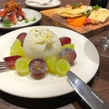 料理メニュー写真 季節フルーツとブラッターチーズ