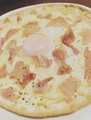 料理メニュー写真 生ハムと卵のピッツァ
