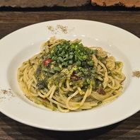 串焼き屋なのに…名物はパスタ！？串焼き”バル”の所以