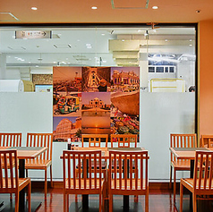 会社の同僚との宴会や、大人数での女子会、ご家族での特別な日のお祝いに最適な、広々とした6名様用テーブル席です。ゆったりとしたスペースで、皆様が快適に過ごせるよう配慮されています。