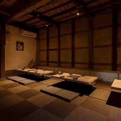 落ちつける和の雰囲気のお座敷は4名様用のお席2席をつなげて8名様でもご利用できます。接待や各種集いにお気軽にどうぞご利用ください。居心地の良さはみなさまに評判です◎