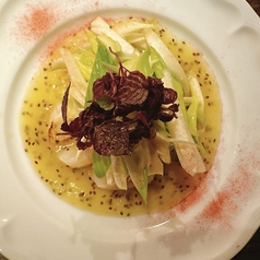 炙り帆立と春山菜とゼスプリキウイのカルパッチョ 自家製桜塩