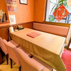 【2階】テーブル席：少人数から大人数まで様々なシーンにも対応可能です。ご家族でもどうぞ♪