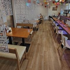 4名テーブルを接続して16席のお席がご用意できます。