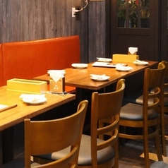 ダウンライト等のお洒落な照明と、ラグジュアリーなインテリアで雰囲気抜群♪洗練された空間で自慢の料理を贅沢に、とっておきのひとときをお届けいたします♪周りを気にせずにお食事を楽しめる個室を多数ご用意。小規模から大規模パーティまで様々なシーンに対応します!